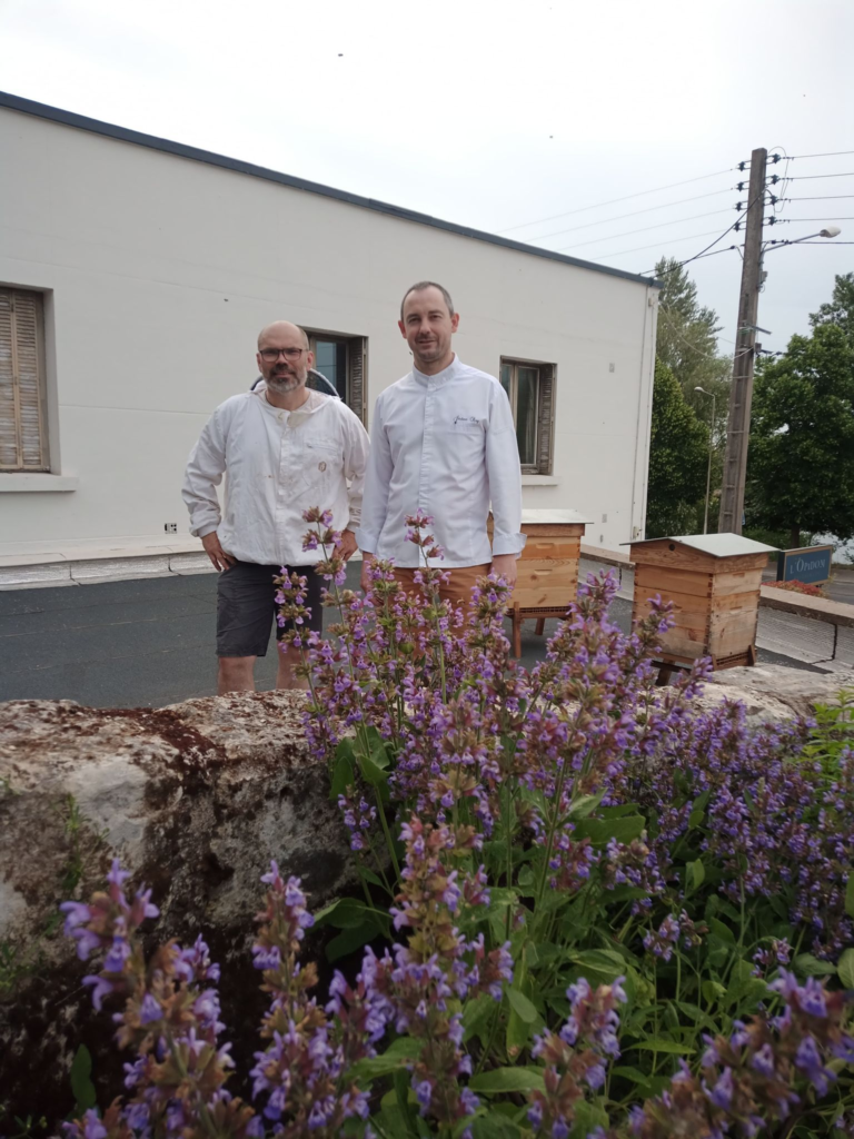 Le chef de l'Opidom Jérôme Roy et Michaël Preteseille du rucher de la Dame Blanche devant les ruches sur le toit de l'Opidom