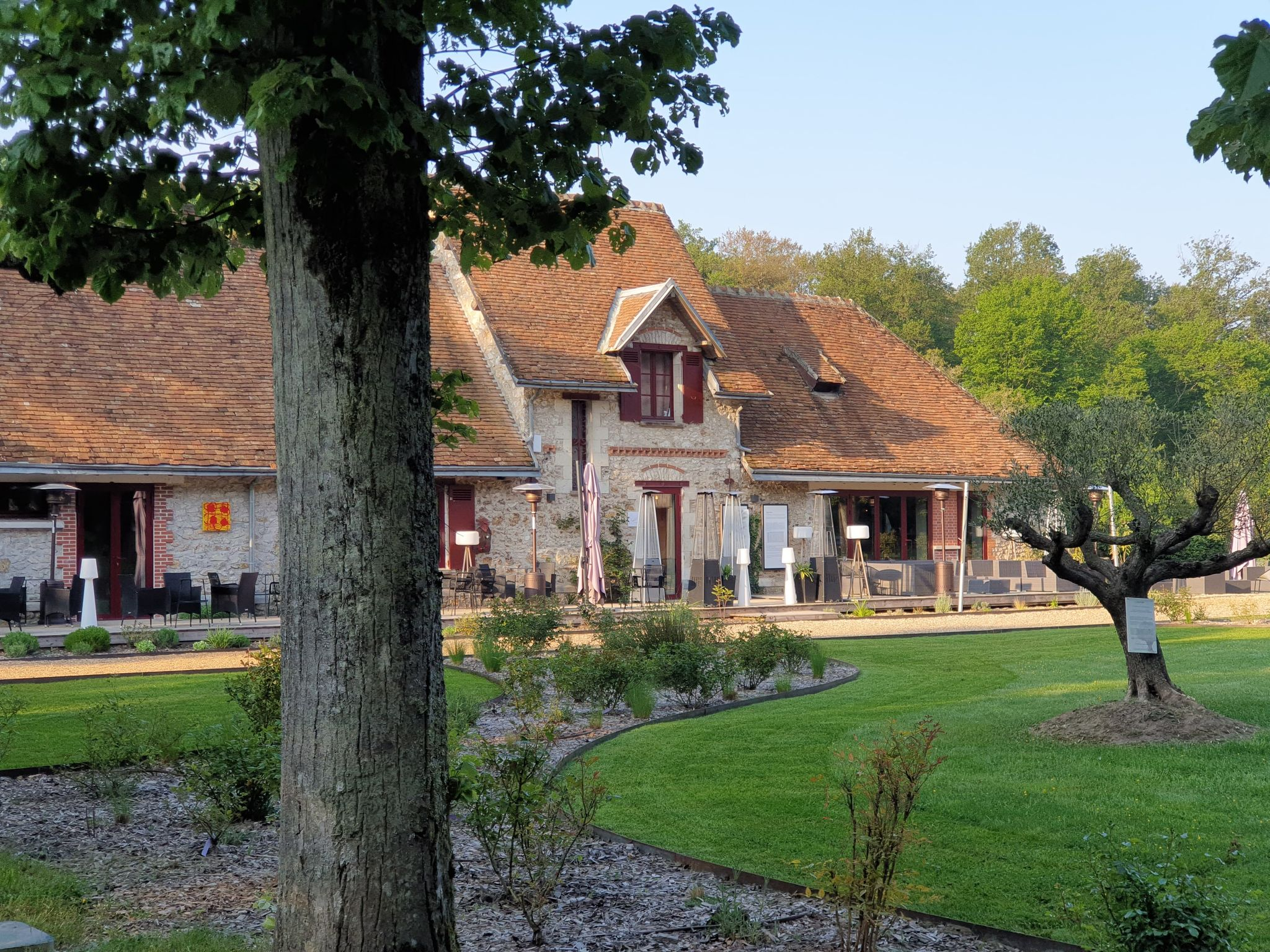 L'avant de Loire Valley Lodges avec son jardin accueillant