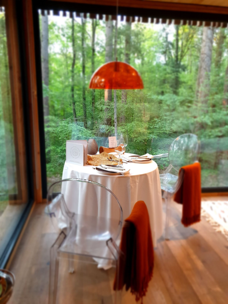 Une table pour deux avec une vue sur la forêt vous attends à Loire Valley Lodges